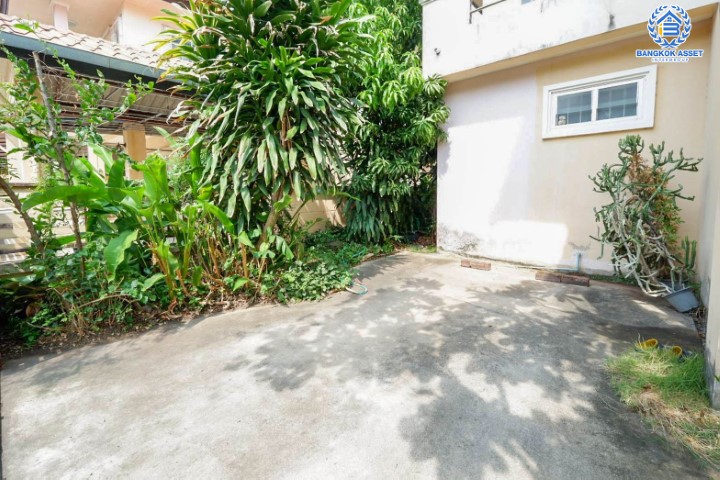 *****บ้านแฝดมือสองย่านนนทบุรี ม.สวัสดี ซอยสามัคคีร่วมใจ เนื้อที่กว้างขวางมากถึง 35 ตร.ว.  ฟังก์ชัน 3 ห้องนอน 2 ห้องน้ำ ที่จอดรถ 1 คัน บนทำเลแห่งการเดินทาง ใกล้รถไฟฟ้าสายสีม่วง "สถานีตลาดบางใหญ่" และทางด่วน "ศรีรัช"